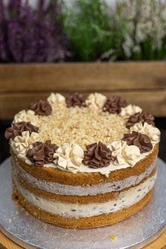 tort orzech laskowy-wiśnia, tort orzechowy, przepis na tort urodzinowy Orchideli, tort z orzechami