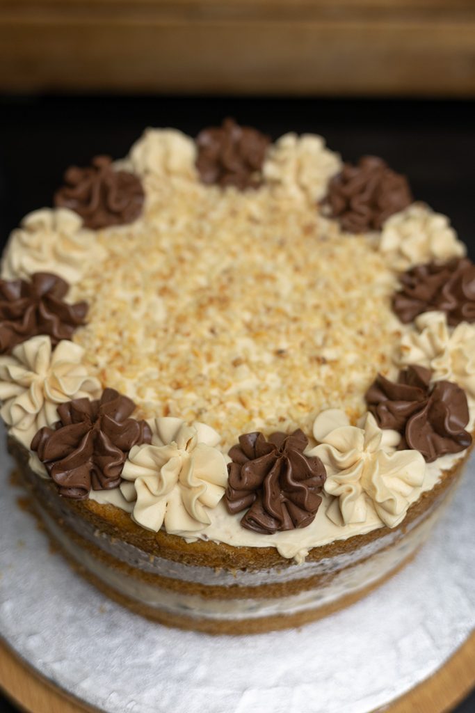 tort orzech laskowy-wiśnia, tort orzechowy, przepis na tort urodzinowy Orchideli, tort z orzechami